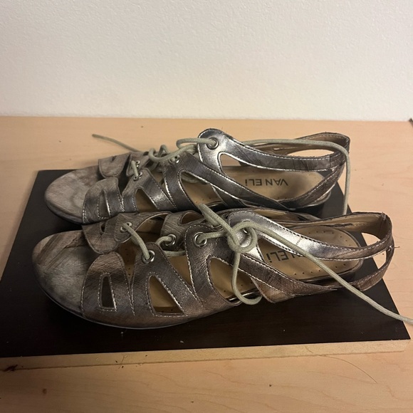 Vaneli Silver Leather Strappy Dress Sandal - good Used flats 7.5m lace up - Picture 4 of 8